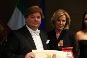 Il Presidente Candelaresi consegna la Targa del Leone d'Oro alla dott.ssa Birindelli